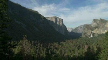 tunnel se av yosemite nationell parkera - granit väggar omge de dal och se av el kapitan, halv kupol, vakt sten, katedral sten, brudslöja falla video