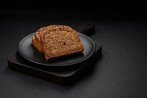 delicioso Fresco crujiente marrón un pan con granos y semillas foto