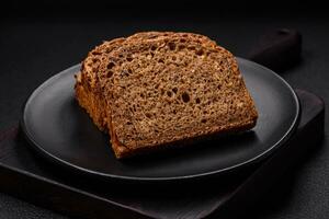 delicioso Fresco crujiente marrón un pan con granos y semillas foto