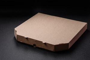 vacío cartulina rectangular marrón caja para entrega de delicioso Pizza foto
