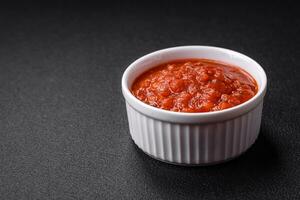 delicioso rojo napolitana salsa con cebollas, sal, especias y hierbas foto