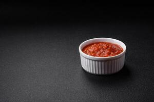 delicioso rojo napolitana salsa con cebollas, sal, especias y hierbas foto