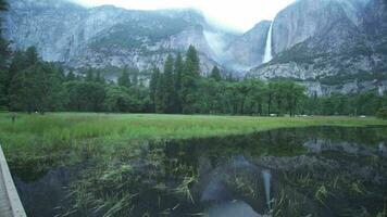 del cuoco prato ciclo continuo con visualizzazioni di Yosemite cascate, metà cupola, sentinella roccia, e reale archi a partire dal il centro di valle video