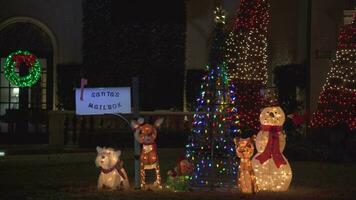 magnifique mignonne coloré Noël décoration bonhomme de neige autour quartier video