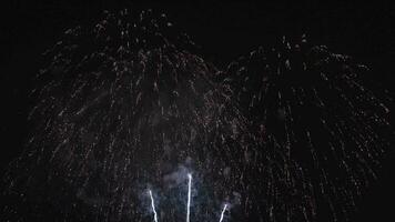 4k Feuerwerk Anzeige im schleppend Bewegung echt Epos schön bunt Feuerwerk Neu Jahre Vorabend, Weihnachten, 4 .. von Juli, Festival, Jubiläum, Feier, Party, glücklich Geburtstag, Hochzeit, Konfetti, Diwali video