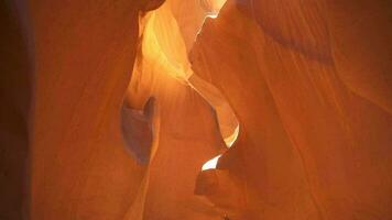 Antilope Schlucht zum Hintergrund - - beeindruckend Felsen Formationen im Seite Arizona Erstellen Labyrinth, abstrakt Muster Sandstein Wände und Balken von Sonnenlicht video