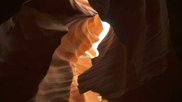 Antilope Schlucht zum Hintergrund - - beeindruckend Felsen Formationen im Seite Arizona Erstellen Labyrinth, abstrakt Muster Sandstein Wände und Balken von Sonnenlicht video