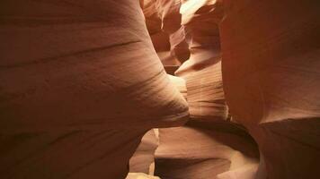 antilope canyon per sfondo - degno di nota roccia formazioni nel pagina Arizona la creazione di labirinto, astratto modello arenaria muri e travi di luce del sole video