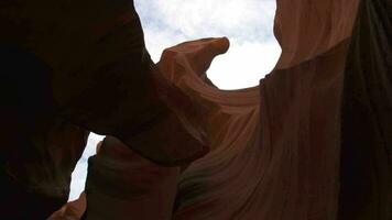 Antilope Schlucht zum Hintergrund - - beeindruckend Felsen Formationen im Seite Arizona Erstellen Labyrinth, abstrakt Muster Sandstein Wände und Balken von Sonnenlicht video