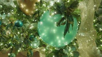schön beleuchtet Weihnachten Baum Dekoration. bunt Blau runden Bälle, golden Bänder, Seestern und Meer Schale Ornamente. schließen hoch. video