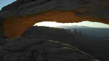 mesa arco às nascer do sol, ilha dentro a céu. uma enorme, de topo plano mesa com panorâmico tem vista para dentro Canyonlands nacional parque Utah video