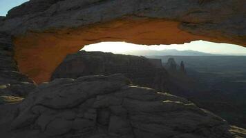 mesa boog Bij zonsopkomst, eiland in de lucht. een enorm, afgeplat mesa met panoramisch kijkt uit over in Canyonlands nationaal park Utah video