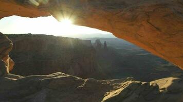 mesa arco às nascer do sol, ilha dentro a céu. uma enorme, de topo plano mesa com panorâmico tem vista para dentro Canyonlands nacional parque Utah video