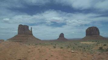 monumento valle, torreggiante arenaria butte su navajo tribale su Arizona - Utah confine Stati Uniti d'America video