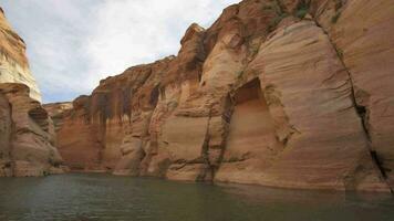 lago Powell antílope cañón escénico barco excursión mediante vías fluviales el angosto, vistoso, y esculpido geología de rocas en página Arizona video