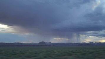 schön wolkig Sonnenuntergang irgendwo im Utah mit Felsen Berg im das Hintergrund video