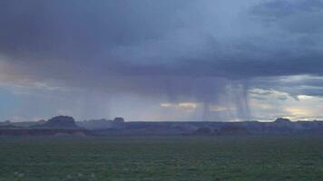 mooi bewolkt zonsondergang ergens in Utah met rots berg in de achtergrond video