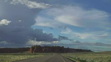 panoramico guidare nel Utah Arizona sud-ovest Stati Uniti d'America montagnoso roccia scenario video