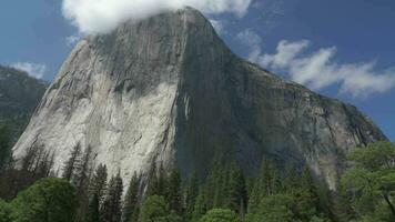 EL capitano il maggior parte iconico verticale roccia formazione nel Yosemite nazionale parco famoso per roccia scalatori video