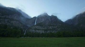 del cuoco prato ciclo continuo con visualizzazioni di Yosemite cascate, metà cupola, sentinella roccia, e reale archi a partire dal il centro di valle video