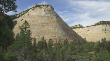 tabuleiro de damas mesa a icônico elevação navajo arenito às Sião nacional parque dentro sudoeste Utah EUA video