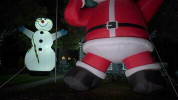 skön färgrik jul dekoration santa claus och snögubbe runt om grannskap video