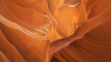 Antilope Schlucht zum Hintergrund - - beeindruckend Felsen Formationen im Seite Arizona Erstellen Labyrinth, abstrakt Muster Sandstein Wände und Balken von Sonnenlicht video