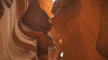 antílope cañón para antecedentes - impresionante rock formaciones en página Arizona creando laberinto, resumen modelo arenisca paredes y vigas de luz de sol video