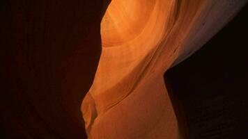 antílope cañón para antecedentes - impresionante rock formaciones en página Arizona creando laberinto, resumen modelo arenisca paredes y vigas de luz de sol video