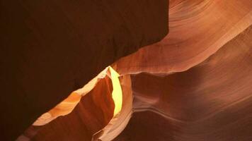 antílope cañón para antecedentes - impresionante rock formaciones en página Arizona creando laberinto, resumen modelo arenisca paredes y vigas de luz de sol video