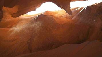 antílope desfiladeiro para fundo - impressionante Rocha formações dentro página Arizona criando labirinto, abstrato padronizar arenito paredes e feixes do luz solar video