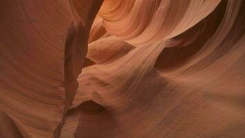 antílope cañón para antecedentes - impresionante rock formaciones en página Arizona creando laberinto, resumen modelo arenisca paredes y vigas de luz de sol video