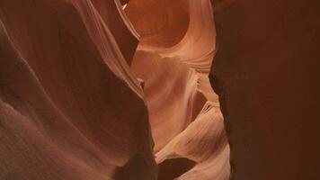 antílope cañón para antecedentes - impresionante rock formaciones en página Arizona creando laberinto, resumen modelo arenisca paredes y vigas de luz de sol video