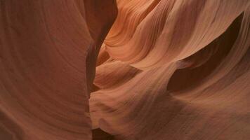 Antilope Schlucht zum Hintergrund - - beeindruckend Felsen Formationen im Seite Arizona Erstellen Labyrinth, abstrakt Muster Sandstein Wände und Balken von Sonnenlicht video