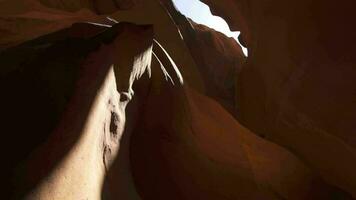 Antilope Schlucht zum Hintergrund - - beeindruckend Felsen Formationen im Seite Arizona Erstellen Labyrinth, abstrakt Muster Sandstein Wände und Balken von Sonnenlicht video