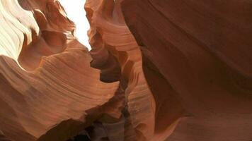 antilope canyon per sfondo - degno di nota roccia formazioni nel pagina Arizona la creazione di labirinto, astratto modello arenaria muri e travi di luce del sole video