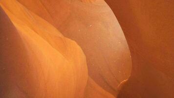 antílope cañón para antecedentes - impresionante rock formaciones en página Arizona creando laberinto, resumen modelo arenisca paredes y vigas de luz de sol video