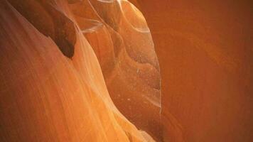 antílope cañón para antecedentes - impresionante rock formaciones en página Arizona creando laberinto, resumen modelo arenisca paredes y vigas de luz de sol video