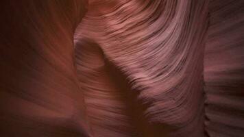 Antilope Schlucht zum Hintergrund - - beeindruckend Felsen Formationen im Seite Arizona Erstellen Labyrinth, abstrakt Muster Sandstein Wände und Balken von Sonnenlicht video