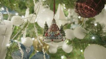 schön beleuchtet Weihnachten Baum Dekoration. bunt Blau runden Bälle, golden Bänder, Seestern und Meer Schale Ornamente. schließen hoch. video