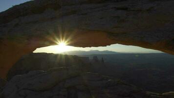 mesa boog Bij zonsopkomst, eiland in de lucht. een enorm, afgeplat mesa met panoramisch kijkt uit over in Canyonlands nationaal park Utah video