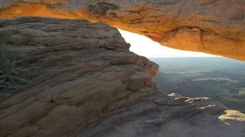 mesa arco a Alba, isola nel il cielo. un' enorme, con la parte superiore piatta mesa con panoramico si affaccia nel canyonlands nazionale parco Utah video