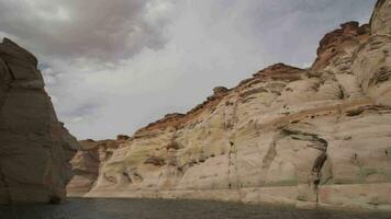 lago Powell antílope desfiladeiro cênico barco Tour através vias navegáveis a estreito, colorida, e esculpido geologia do pedras dentro página Arizona video