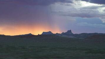 magnifique nuageux le coucher du soleil quelque part dans Utah avec Roche Montagne dans le Contexte video