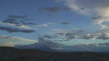 naturskön kör i utah arizona sydväst USA bergig sten landskap video