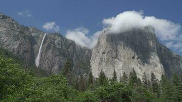 cinta otoño en yosemite nacional parque California, fluye apagado un acantilado en el Oeste lado de el Capitán el mas largo soltero soltar cascada en norte America video