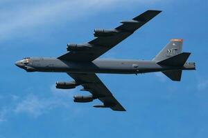 nosotros aire fuerza boeing b-52 estratofortaleza estratégico bombardeo avión a aire base. militar aeronave. aviación industria. mosca y volador. foto