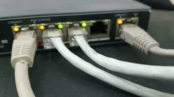 bekasi, Indonesien auf Juli 7 2023. mehrere lan Kabel eingesteckt in ein Router. zum Internet und Andere. video