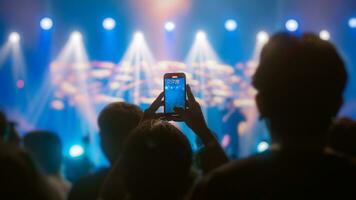 personas participación inteligente teléfono y grabación y fotografiando en concierto , silueta de manos con móvil , evento antecedentes concepto foto