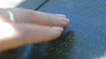 aveugle braille en train de lire video